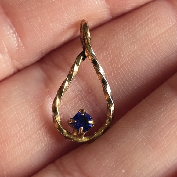 Vintage pendant blue gem gold tone Teardrop shaped dainty small - Picture 3 of 8